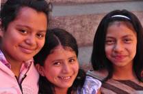 Jovens guatemaltecas nas escadarias do Mercado Central da Cidade da Guatemala, capital do país